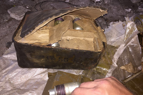СБУ нашла тайник с взрывчаткой и боеприпасами в здании больницы в Донецкой области