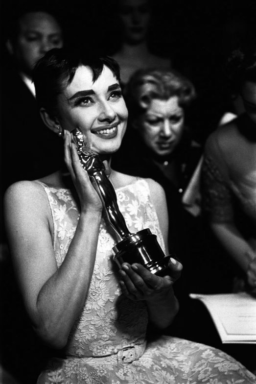 Одрі Хепберн на церемонії вручення «Оскара», 1956