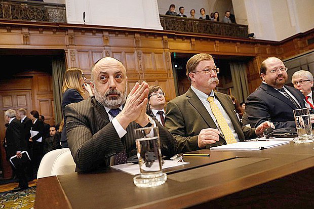 Представитель РФ Роман Колодкин (слева) во время время заседания по делу Украины против РФ в Международном Суде, Гаага, 06 марта
2017 года.