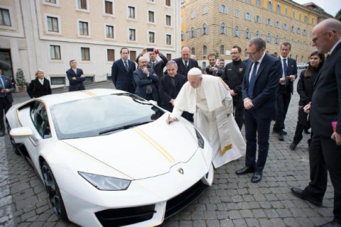 Папа Франциск выставит подаренный Lamborghini на аукционе Sotheby’s