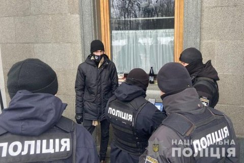 У Києві затримали чоловіка, який кинув молоток у вікно Ради