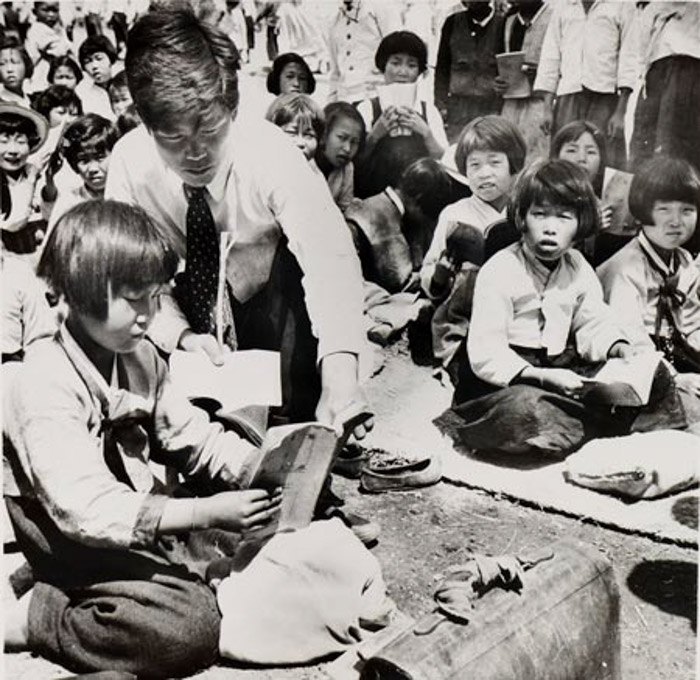 Учитель викладає в тимчасовій школі під час Корейської війни, 1952 рік