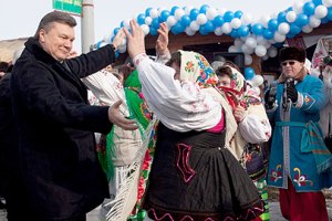 Янукович поел блинов на праздновании Масленицы в Вышгороде 
