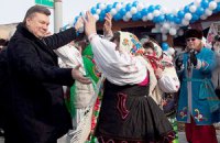 Янукович поел блинов на праздновании Масленицы в Вышгороде 
