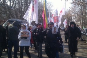 Торт и цветы тюремщики передадут Тимошенко лишь в понедельник