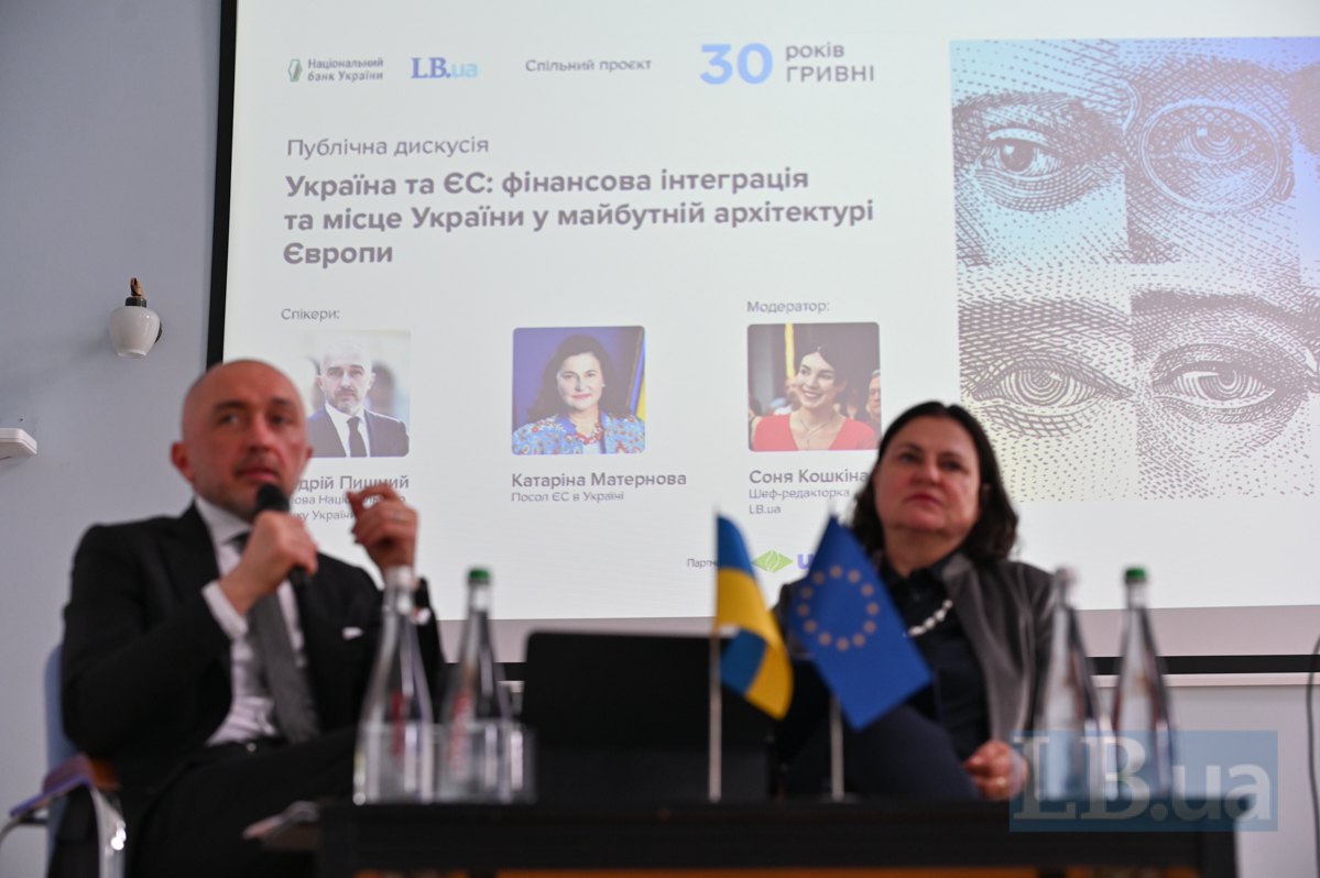 Голова НБУ Андрій Пишний і посол Європейського союзу в Україні Катаріна Матернова 