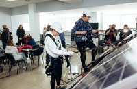 Монтувальниці сонячних електростанцій: жінки, які змінюють Україну