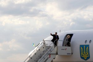 Янукович і Клюєв прилетіли в Дніпропетровськ