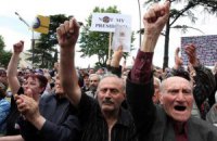 Противников Саакашвили под парламентом не разогнал даже ливень