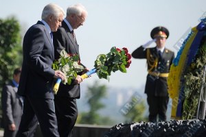 Азаров почтил память героев Чернобыля