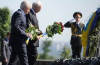 Азаров возложил цветы к могиле Петра Столыпина