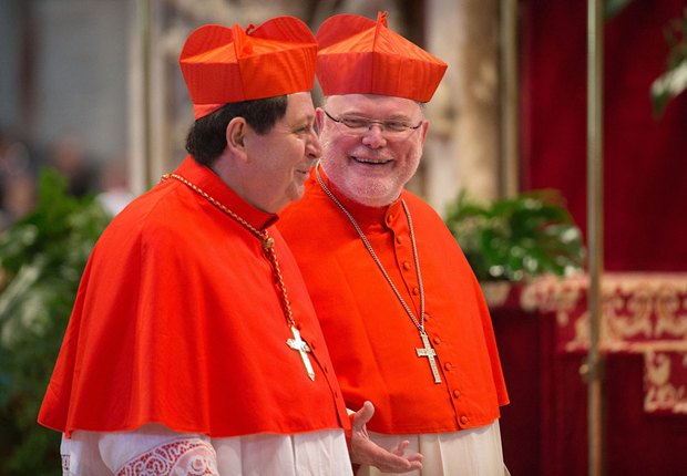 Немецкий кардинал Райнхард Маркс (справа) и бразильский кардинал Жуан Брас ди Авис перед мессой