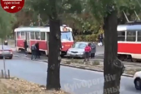 ​В Киеве водитель легковушки пытался "проскочить" между двумя трамваями, но столкнулся с одним из них