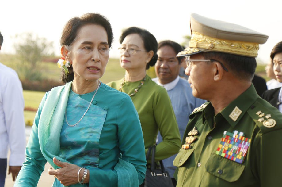 Старший генерал Мин Аунг Хлайн (справа) и Аун Сан Су Чжи в международном аэропорту Нейпьито, Мьянма, 6 мая 2016 г.