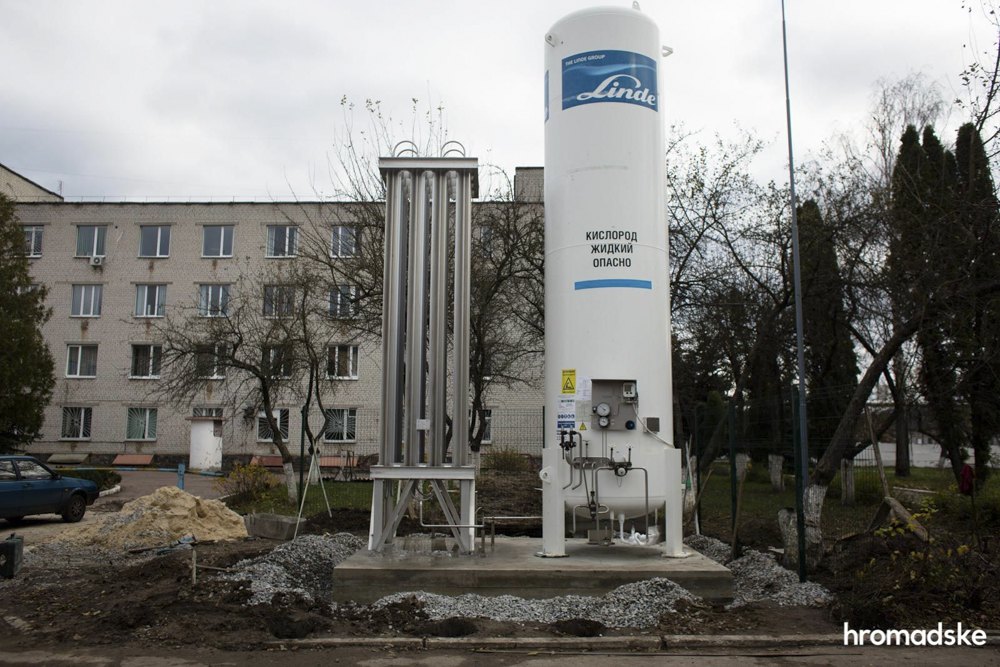 6-тонний кріоциліндр із киснем у дворі Центральної міської лікарні №2 у Житомирі.