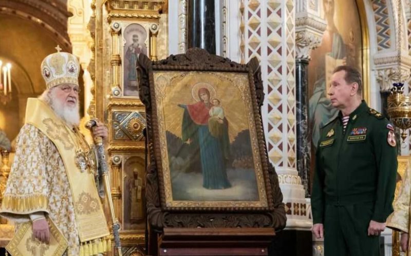  Патріарх Кирило благословив військових РФ на війну проти України та подарував ікону командувачу Росгвардії Віктору Золотову.