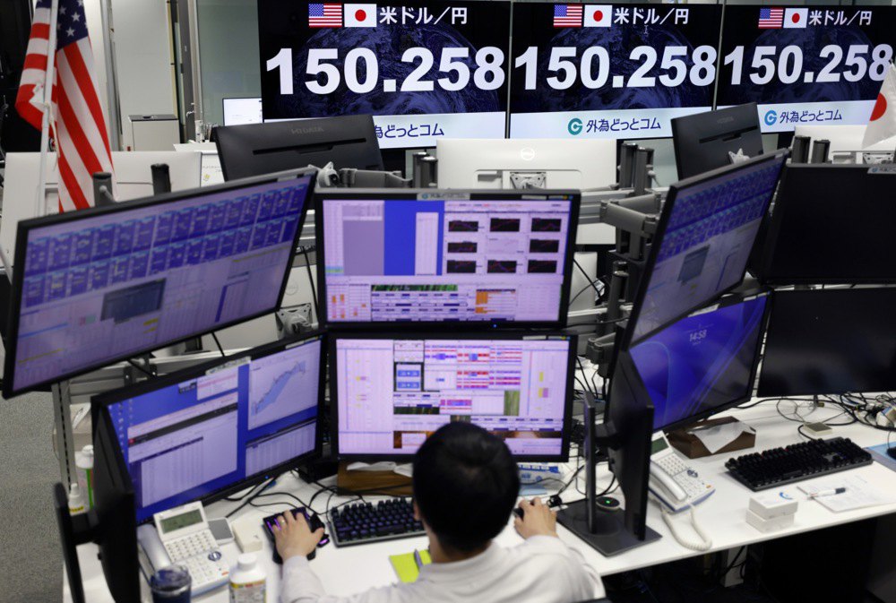 Індекси Nikkei відображені на екрані у брокерській компанії у Токіо, 6 жовтня 2025 року.