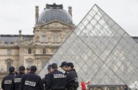 У центрі Парижа на військового напали з ножем