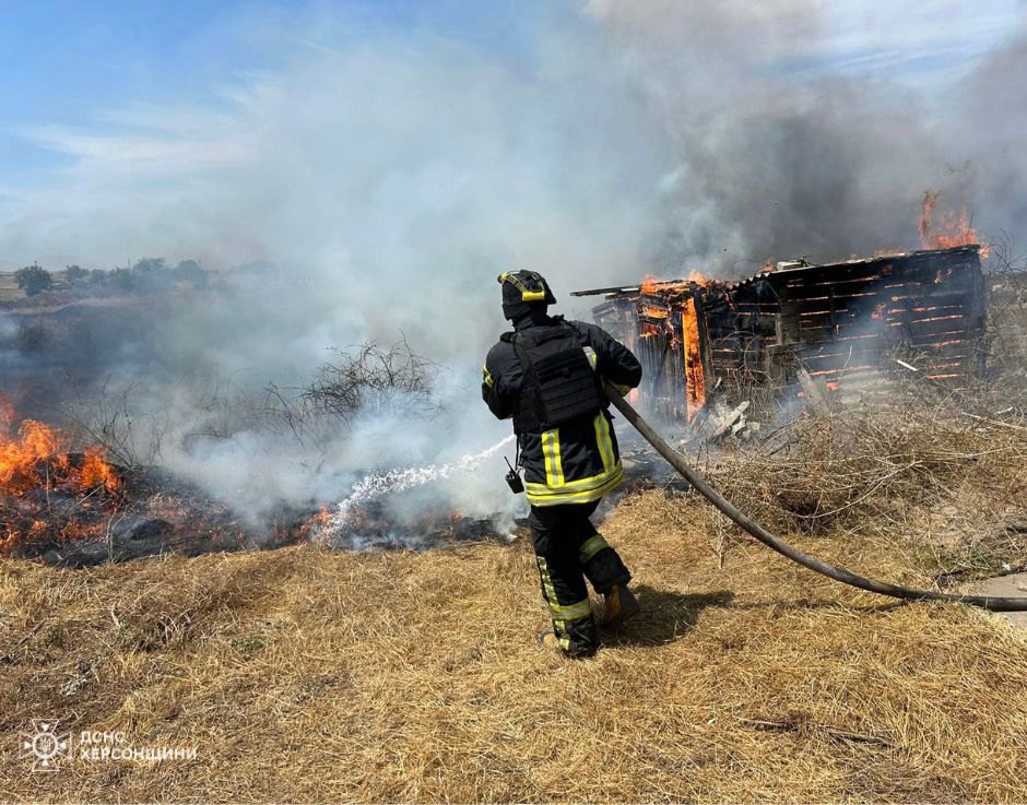 Рятувальники ліквідовують пожежу