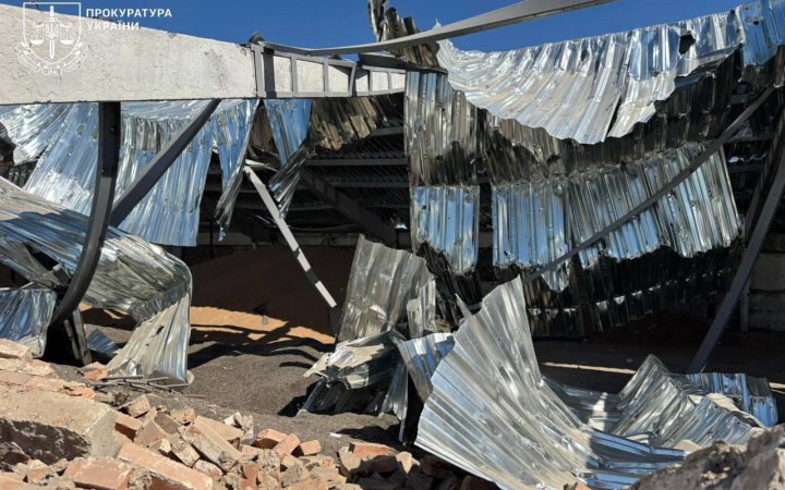 Росіяни завдали ракетного удару по Одещині: пошкоджені склади із зерном, є поранений