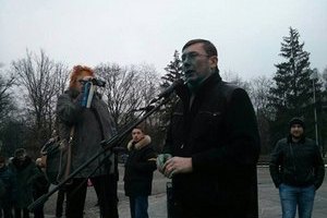  В Харькове на встрече с общественностью Луценко облили зеленкой