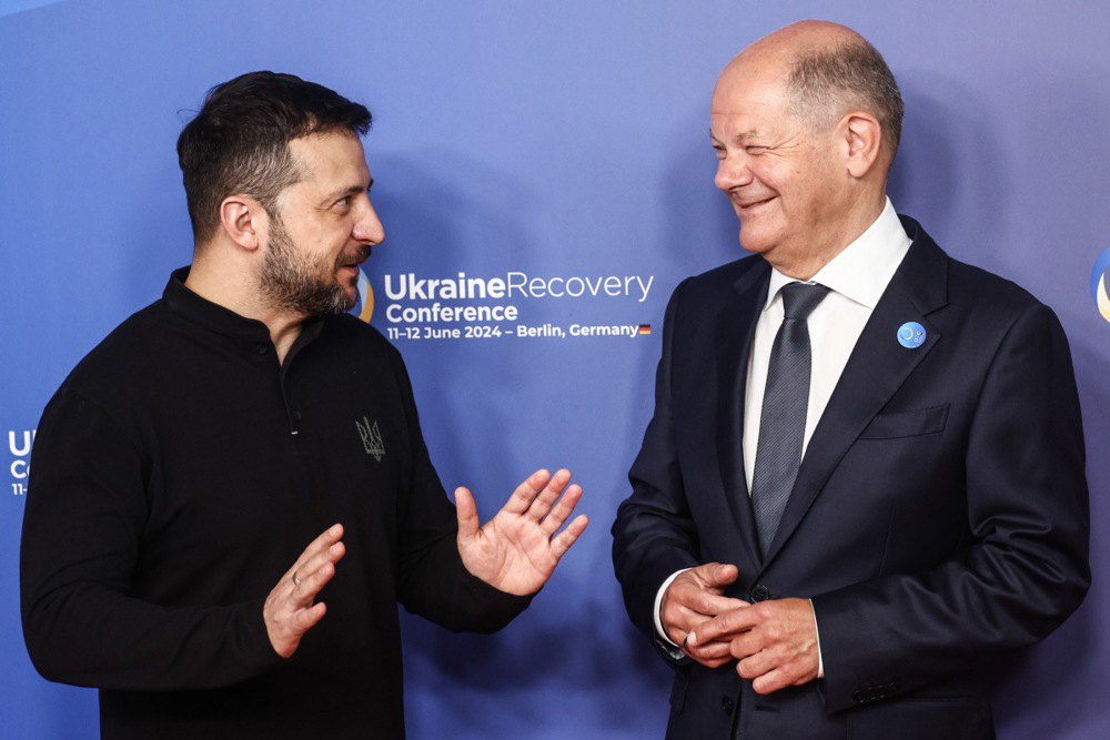 Президент України Володимир Зеленський і канцлер Німеччини Олаф Шольц спілкуються під час конференції з питань відновлення України, Берлін 11 червня 2024 року.