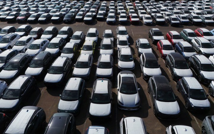 Reuters: іноземні автомобілі потрапляють до Росії через Китай в обхід санкцій 