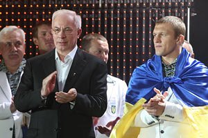 Азаров пожелал украинским олимпийцам достойно представить страну