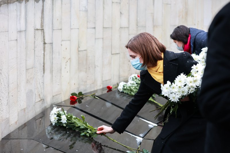 Мая Санду покладає квіти до меморіалу загиблим у російсько-молдовській війні.