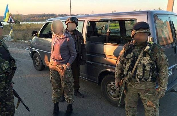 Обстреллянное авто днепропетровских волонтеров на въезде в Пески