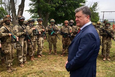 Порошенко відвідав полігон десантників у Миколаєві