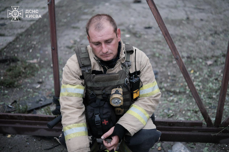 Рятувальник на місці атаки