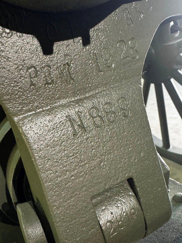 Маркування на одному з вузлів гармати: № 889 та позначка «РЕМ 1928»