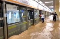 В китайской провинции Хэнань из-за сильного ливня затопило метро, 12 человек погибли