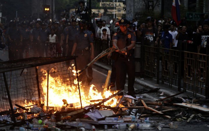 Філіппіни протестують проти корупції у проєктах протипаводкового захисту