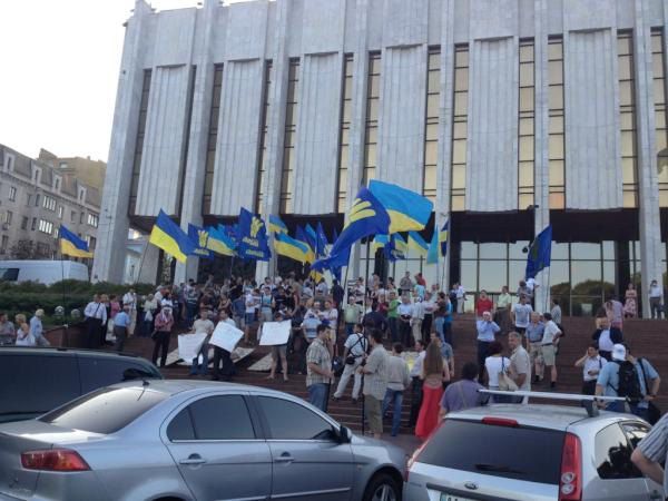 Акция протеста под Украинским домом вечером 3 июля