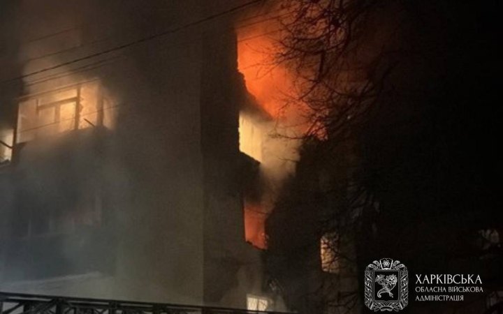 В Чугуєві спалахнули квартири після влучання дрона в житловий будинок (оновлено)