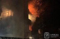 В Чугуєві спалахнули квартири після влучання дрона в житловий будинок (оновлено)