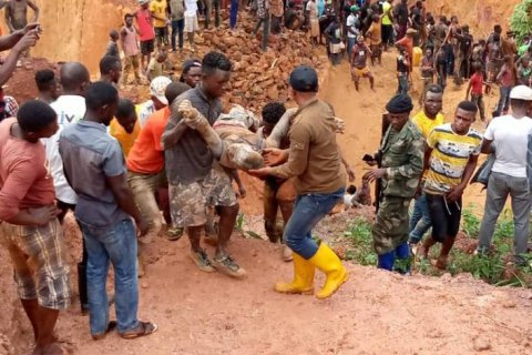 В ДР Конго обвалилась шахта, где добывали золото, погибли 50 человек