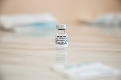 В США согласовали дополнительную дозу вакцины для людей со слабым иммунитетом