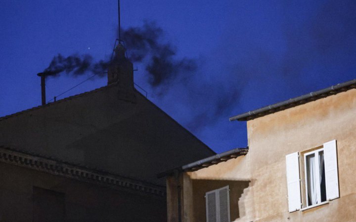 Знову чорний дим: кардинали сьогодні не обрали нового Папу Римського (оновлено)