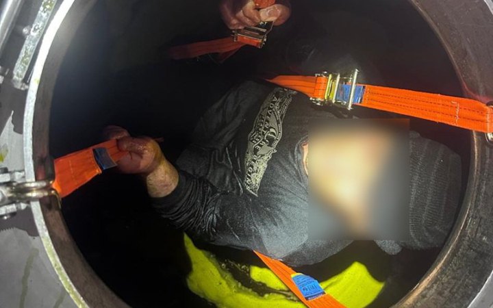 ​У підвішеному стані, занурений по груди в олію: житель Одещини намагався незаконно виїхати з України в цистерні 