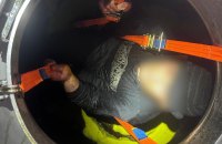 ​У підвішеному стані, занурений по груди в олію: житель Одещини намагався незаконно виїхати з України в цистерні 