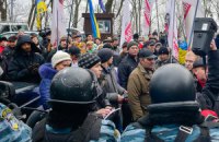 Активисты в окружении "Беркута" требуют правдивой информации о состоянии здоровья Чорновол