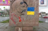 Николаевскому Ленину дорисовали вышиванку и оселедец