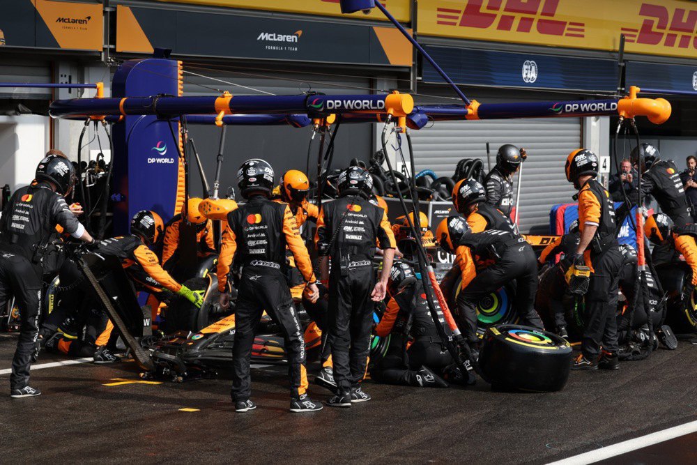 Переможець етапу Оскар Піастрі під час пітстопу