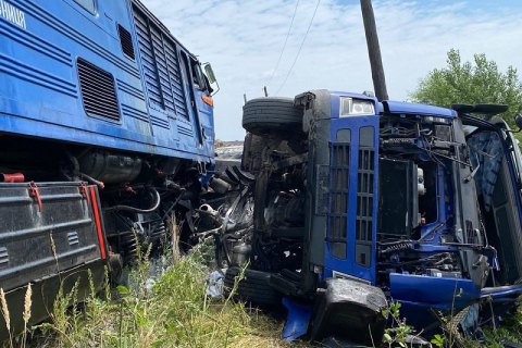 Пасажирський потяг зіштовхнувся з фурою на Закарпатті, постраждали пасажири (оновлено)