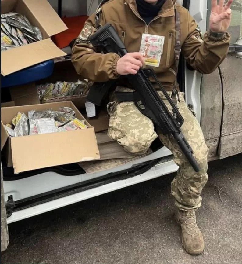 Український військовослужбовець із грілкою для рук МАМО на передовій