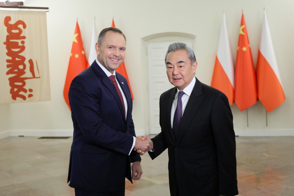 Президент Польщі Кароль Навроцький вітає міністра закордонних справ Китаю Ван Ї під час зустрічі в Президентському палаці у
Варшаві, 15 вересня 2025 р.