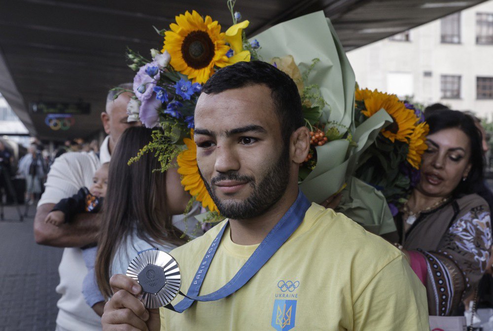 Парвіз Насібов після повернення в Україну зі срібною медаллю Олімпіади в Парижі